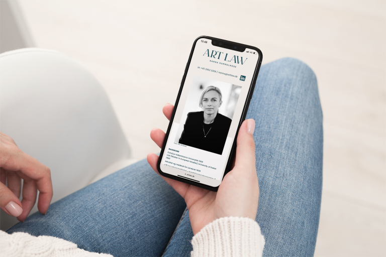 Iphone der viser hjemmeside lavet af Human Hero Webdesign. Web developer i København. Squarespace, WordPress og Shopify.