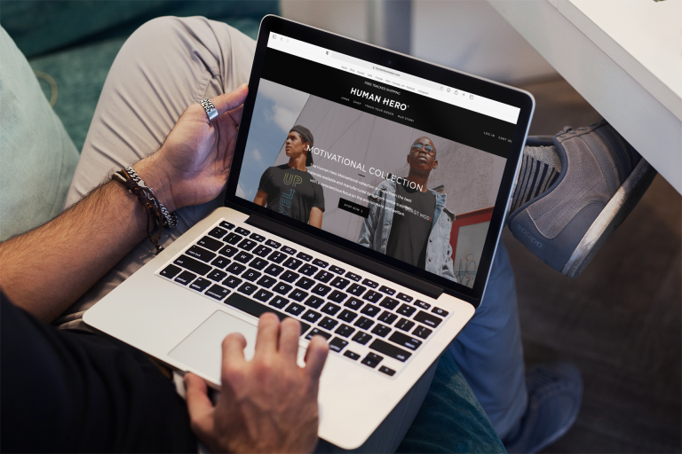 Computer på bord, der viser hjemmeside lavet af Human Hero Webdesign. Web developer i København. Squarespace, WordPress og Shopify.
