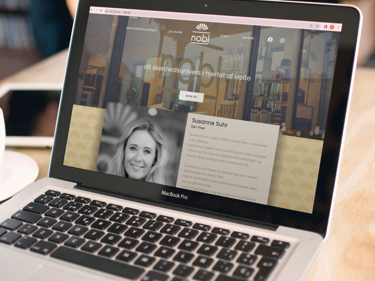 Computer på bord, der viser hjemmeside lavet af Human Hero Webdesign. Web developer i København. Squarespace, WordPress og Shopify.