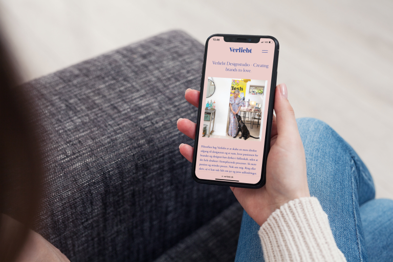 verliebt.dk webdesign vist på mobilversion
