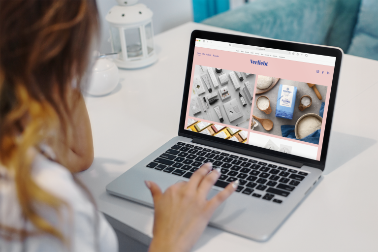 Verliebt.dk webside på computer